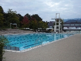 Bild: Schwimmerbecken mit Sprungturm in Hintergrund